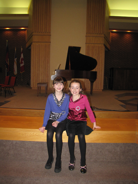 Kylie_Cluett_and_Hayley_Dalton_at_the_Kiwanis_Music_Festival.jpg
